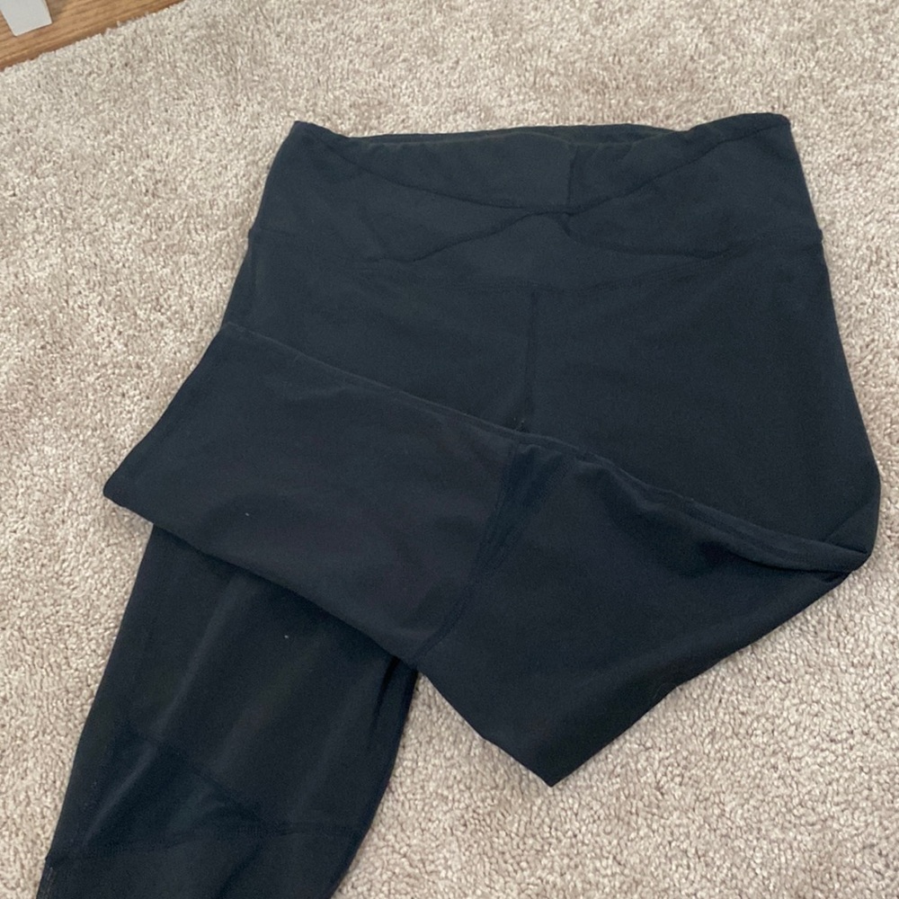 Yummie Size M capri exercise pants mesh panels waist band zipper pocket black